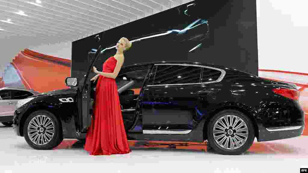Una modelo posa junto al nuevo Kia Quoris durante el Salón Internacional del Automóvil de Moscú, Rusia. 
