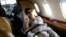 La joven accidentada Barbara Jiménez hace la señal de la victoria en el avión que las trasladó de Cuba a EE.UU. 