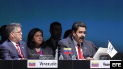 Archivo - El vicepresidente de Venezuela, Nicolás Maduro (d), junto a su canciller, Elías Jaua (i), en la cumbre del CELAC. 