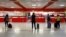 Pasajeros esperan la salida en el Aeropuerto Internacional José Martí de La Habana.