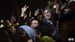 CIUDAD DEL VATICANO (VATICANO), 13/03/2013.- Feligreses celebran la elección del papa Francisco I, de 76 años, en la Plaza de San Pedro. El cardenal argentino es el papa 266 de la Iglesia Católica 