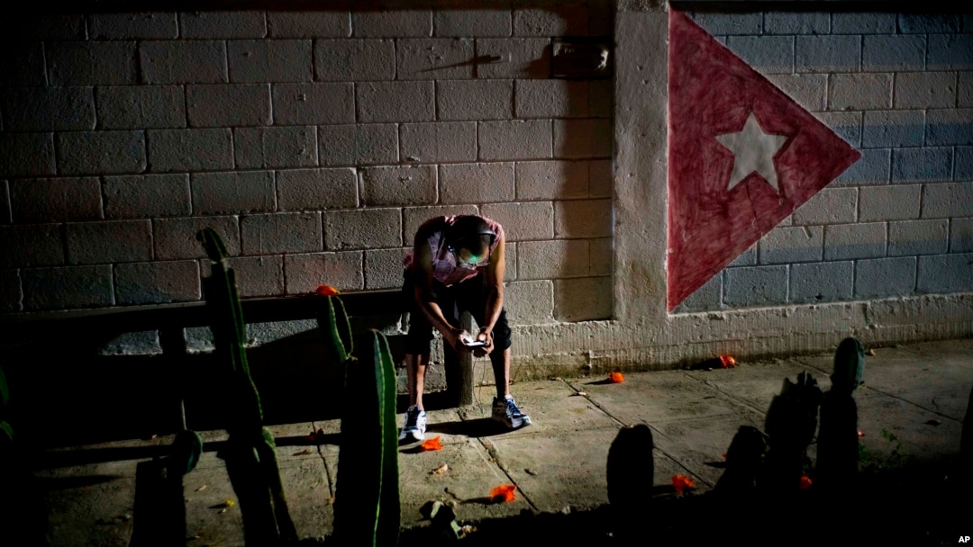 Un cubano se conecta a Internet desde su celular. AP Photo/Ramon Espinosa