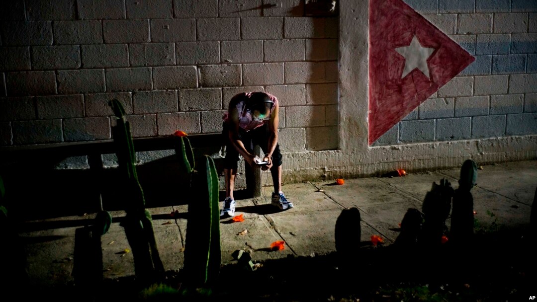 Un cubano se conecta a Internet desde su celular. (AP/Ramón Espinosa)