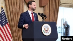 El vicepresidente de EEUU JD Vance habla a la prensa tras las conversaciones con Irán en Islamabad. 