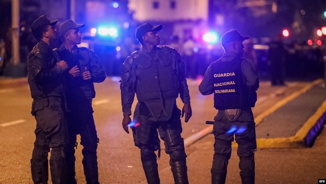 Autoridades vigilan el martes 27 de junio de 2017, los alrededores de la sede del Tribunal Supremo de Justicia (TSJ) en Caracas.