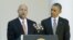 El presidente de Estados Unidos,Barack Obama, escucha las palabras de Jeh Johnson, tras ser nombrado director del departamento de Seguridad Interior