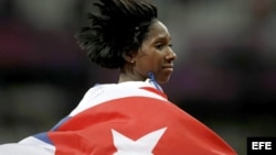 La cubana Yarisley Silva celebra la plata en salto de pértiga en el Estadio Olímpico de Londres, Reino Unido. Foto Archivo.