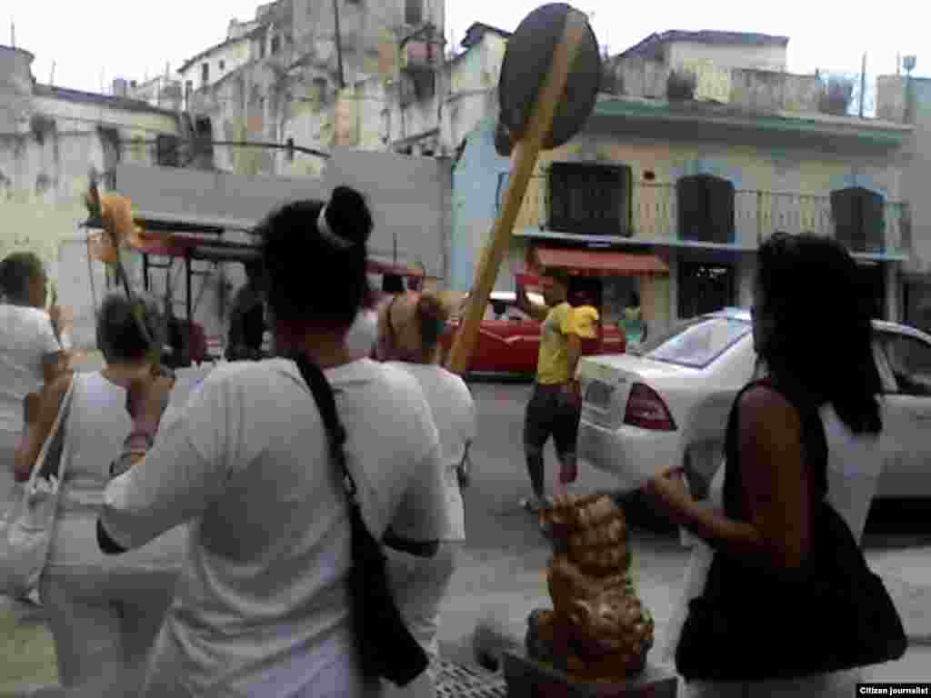 Damas de Blanco marcharon el domingo 17 de abril ayer por calles de Centro Habana y fueron reprimidas cuando comenzaron a distribuir boletines y abogar por derechos y la libertad de los presos políticos. Foto Steve M Pardo