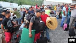 Migrantes cubanos en Paso Canoas, cerca de la frontera entre Panamá y Costa Rica.