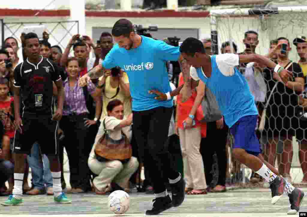 Una clase de fútbol que nunca olvidarán los niños cubanos. Sergio Ramos es el tercer crack del fútbol que visita la Isla este año.