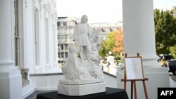 Una estatua de Cristóbal Colón se exhibe antes de su traslado definitivo al Jardín de las Rosas de la Casa Blanca, en Washington D. C., el 9 de octubre de 2026.