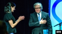 El secretario general de la OEA, Luis Almagro, junto a la coordinadora de Cuba Decide, Rosa María Payá, en Miami el 2 de octubre de 2018.