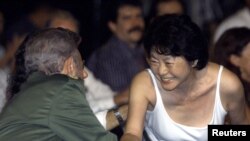 Fidel Castro saluda a la artista Setsuko Ono en la 8va Bienal de La Habana, en 2003.