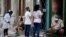 Estudiantes de Medicina chequean un vecindario en busca de casos. REUTERS/Alexandre Meneghini