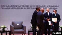 Las partes del Diálogo entre representantes de la oposición y del régimen de Maduro se saludan en México. (REUTERS/Edgard Garrido/Archivo)