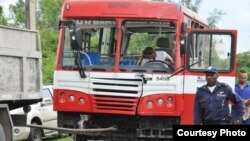 El autobús Diana es remolcado tras ser retirado del lugar donde se volcó en la ciudad de Cienfuegos