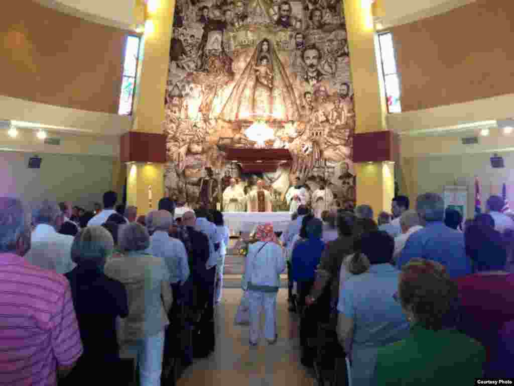 La ceremonia religiosa fue oficiada por el rector del santuario, el padre Juan Rumin Domínguez. 
