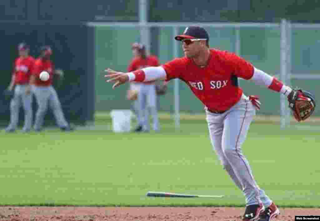 Yoan Moncada abandonó Cuba en junio de 2014 rumbo a Guatemala con permiso del Gobierno cubano, con la intención de jugar en las Grandes Ligas.