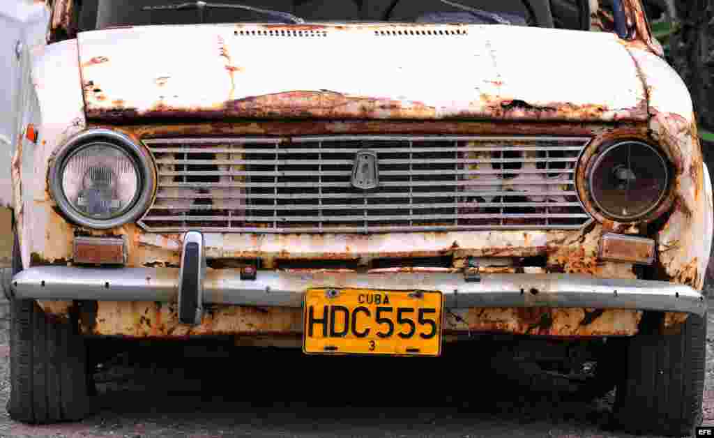 Detalle de un viejo auto ruso que permanece abandonado en un estacionamiento en La Habana (Cuba) el 28 de septiembre de 2011. 