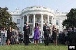 Barack Obama (i-d), su esposa, Michelle Obama, el vicepresidente estadounidense, Joe Biden, y su mujer, Jill Biden, guardan un minuto de silencio durante un acto en homenaje a las víctimas del 11-S en la Casa Blanca en Washington DC, Estados Unidos.