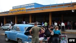 Fotografía de archivo de un grupo de cubanoamericanos en el aeropuerto José Martí de La Habana (Cuba). EFE/Alejandro Ernesto