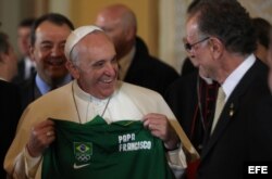 El papa Francisco recibió una camiseta del presidente del Comité Olímpico Brasileño, Carlos Arthur Nuzmann (d), el 25 de julio de 2013, durante un acto en el ayuntamiento de Río de Janeiro (Brasil).