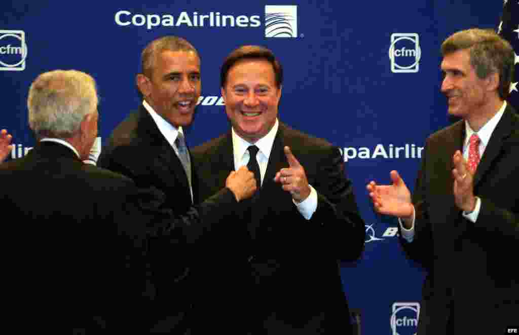 El presidente de Panamá Juan Carlos Varela y Barack Obama junto a ejecutivos de Copa Airlines.