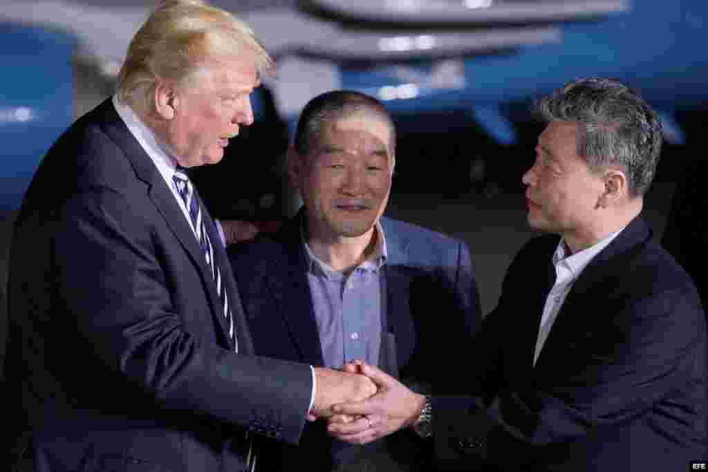 Trump recibe a los presos estadounidenses liberados por Corea del Norte