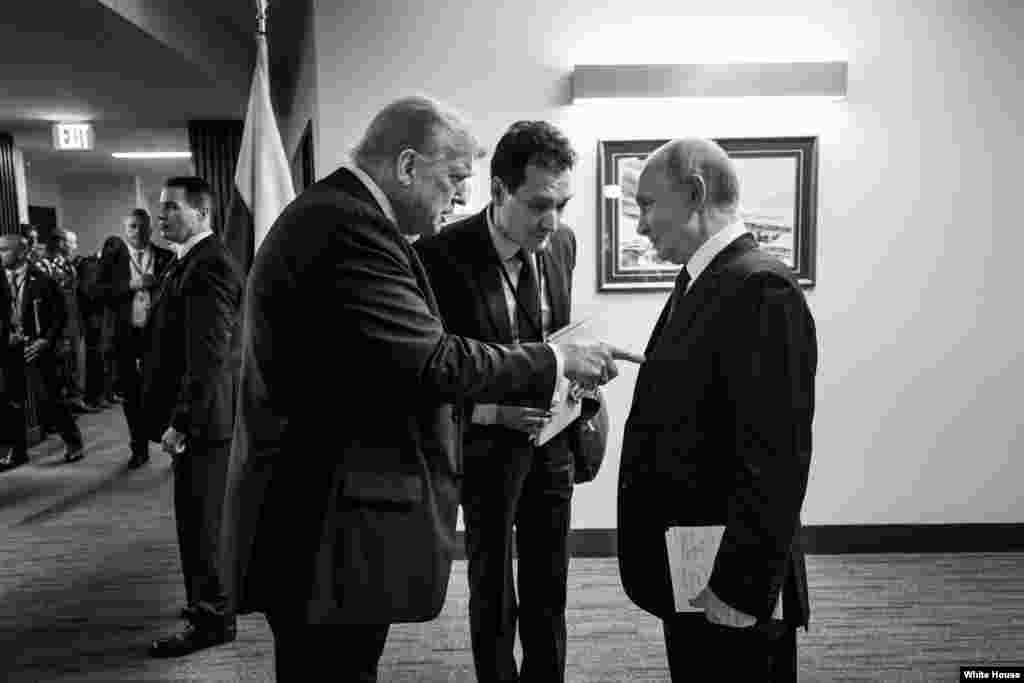 La Casa Blanca divulgó esta imagen de ambos mandatarios conversando en Alaska con la ayuda de un intérprete. "El objetivo siempre es la paz", escribió la oficina presidencial de EEUU.