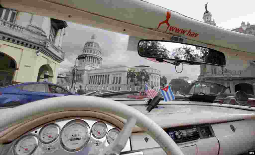 Fotografía donde se ve el capitolio cubano desde el interior de un auto clásico hoy, sábado 18 de julio del 2015, en La Habana (Cuba). 