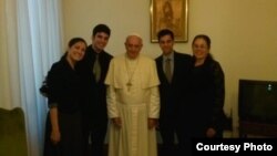 El Papa Francisco recibió en El Vaticano a la familia del fallecido opositor cubano Oswaldo Payá en mayo de 2014.