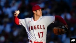 Shohei Ohtani, lanzador inicial de Los Ángeles Angels, acordó el sábado 9 de diciembre un contrato récord de 700 millones de dólares por 10 años con los Dodgers. (AP Photo/Ashley Landis, Archivo)