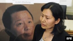Geng We, esposa del abogado chino de derechos humanos Gao Zhisheng, responde a las preguntas de la prensa.