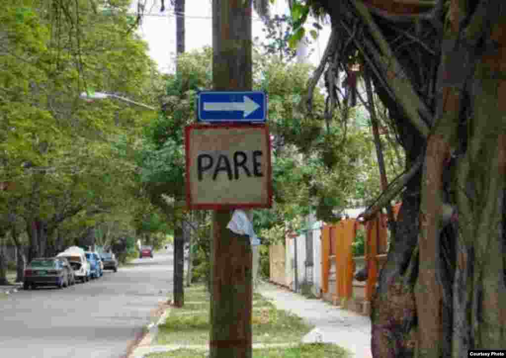 Señal de PARE en Cuba