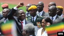 Mnangagwa (c), saluda al público durante su entrada a la ceremonia de juramento oficial en Harare (Zimbabue).