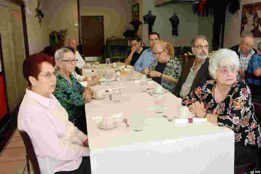 Participantes en una reunión del Pen Club de Escritores Cubanos en el Exilio, efectuada en el Restaurant Fraga de la Ciudad e Miami, el pasado 3 de noviembre. Foto Roberto Koltún OCB Staff.