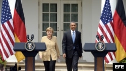  El presidente estadounidense Barack Obama (d) y la canciller alemana Angela Merkel (i) durante la rueda de prensa tras su encuentro celebrado en la Casa Blanca, Washington, Estados Unidos hoy 2 de mayo de 2014 en donde abordaron principalmente la tensión