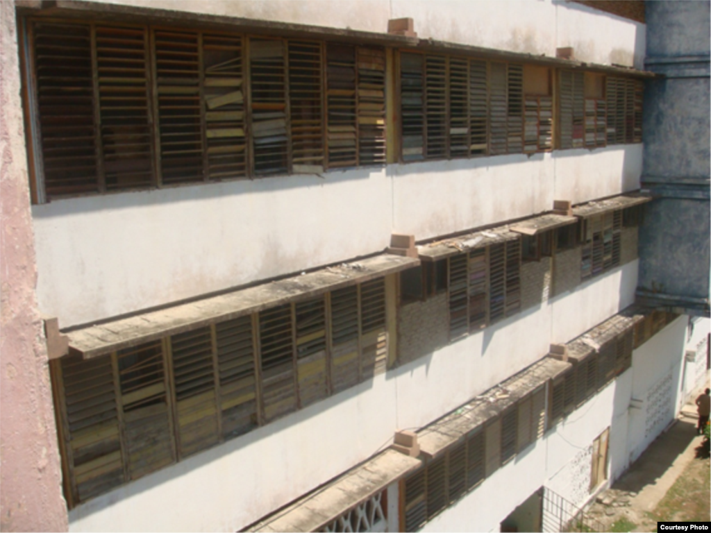 Un recorrido por un centro universitario en Santiago de Cuba, a pocos d&iacute;as de iniciarse el curso escolar 2010-2013 muestra el deterioro de las instalaciones. 