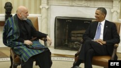El presidente estadounidense, Barack Obama (d), conversa con su homólogo afgano, Hamid Karzai, en el despacho Oval en la Casa Blanca en Washington DC, Estados Unidos. 