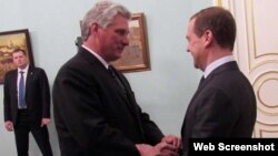 Díaz-Canel y Medvedev se saludan durante una visita del gobernante cubano a Moscú. (Archivo)