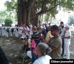 Reporta Cuba Reporteros filman reunión de Damas de Blanco en parque Gandhi La Habana