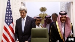 El secretario de Estado estadounidense, John Kerry (izq), y el ministro saudí de Asuntos Exteriores, Saud al Faisal (dcha), en Riad (Arabia Saudí). 