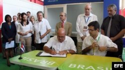 El superintendente de la Compañía de Obras de Infraestructura (COI) de Brasil, Ricardo Boleira (d), y el director de la empresa cubana azucarera de Cienfuegos, Pedro Pérez (i), firman hoy, viernes 9 de noviembre de 2012, en La Habana (Cuba), un contrato q