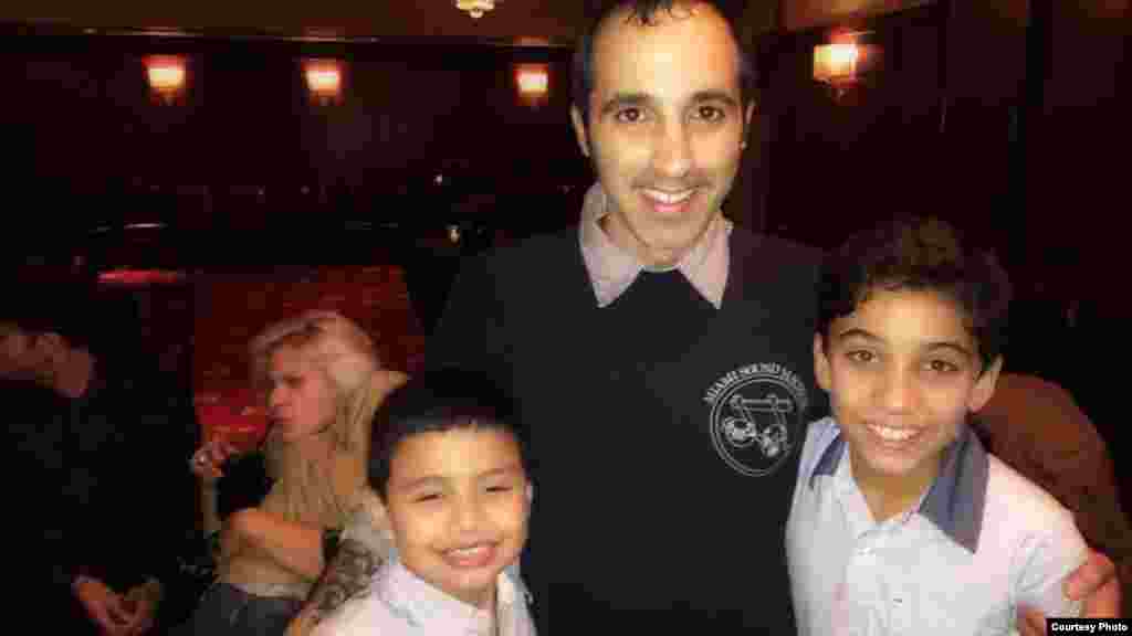 El hijo de Gloria y Emilio Estefan, Nayib, junto a los chicos que le interpretan en Broadway.
