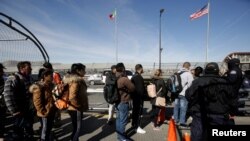 Un grupo de migrantes cubanos espera en el Puente Paso del Norte de Ciudad Juárez para solicitar asilo a las autoridades de EEUU el 1 de abril de 2019.