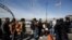 Un grupo de migrantes cubanos espera en el Puente Paso del Norte de Ciudad Juárez para solicitar asilo a las autoridades de EEUU
