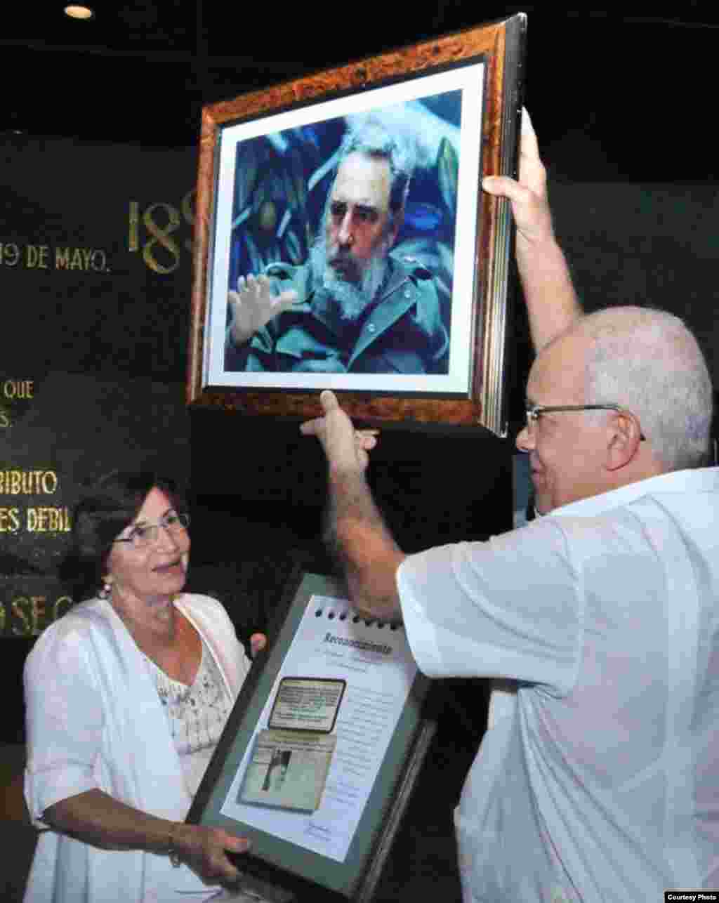 Cuadro de Fidel Castro como reconocimiento en Cuba