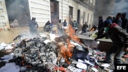 Policías bolivianos queman documentos en la sede de la Inteligencia de su institución el viernes 22 de junio de 2012, en La Paz, Bolivia.