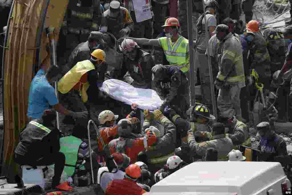 Brigadistas y voluntarios rescatan cuerpos de los edificios colapsados en sismo en Ciudad de México. 
