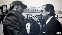 Fotografía sin fecha y lugar del ex presidente argentino Raúl Alfonsín (d) junto al Fidel Castro (d).